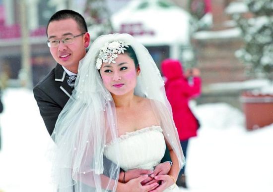 哈尔滨新娘雪中拍婚纱照 反差大有个性(图)
