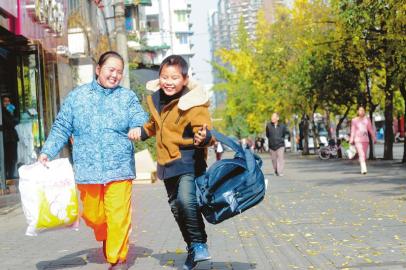 "扫地娃"要上学了 这套新衣服我送他(图)