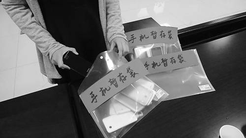 大学生自制手机暂存袋向课堂低头族说不(图