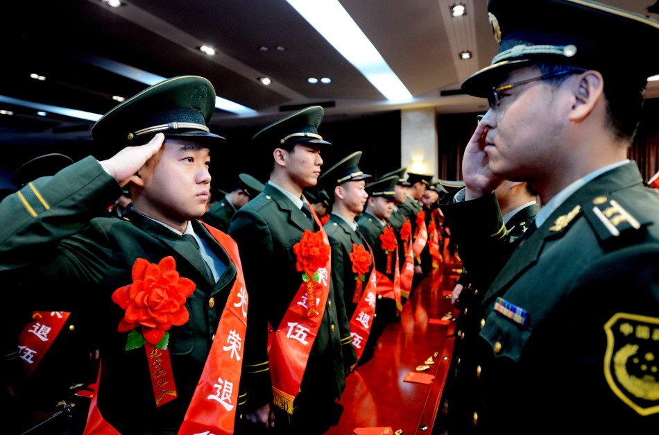 退伍老兵抱紧03式步枪不撒手(组图)