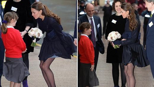 英国凯特王妃日前参加活动时，深蓝色短裙的裙摆被风吹起，但凯特处变不惊地按住裙子，优美姿态令媒体称赞。