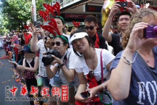 新西兰华人参加奥克兰圣诞游行 中国舞龙舞狮