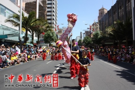 新西兰华人参加奥克兰圣诞游行 中国舞龙舞狮