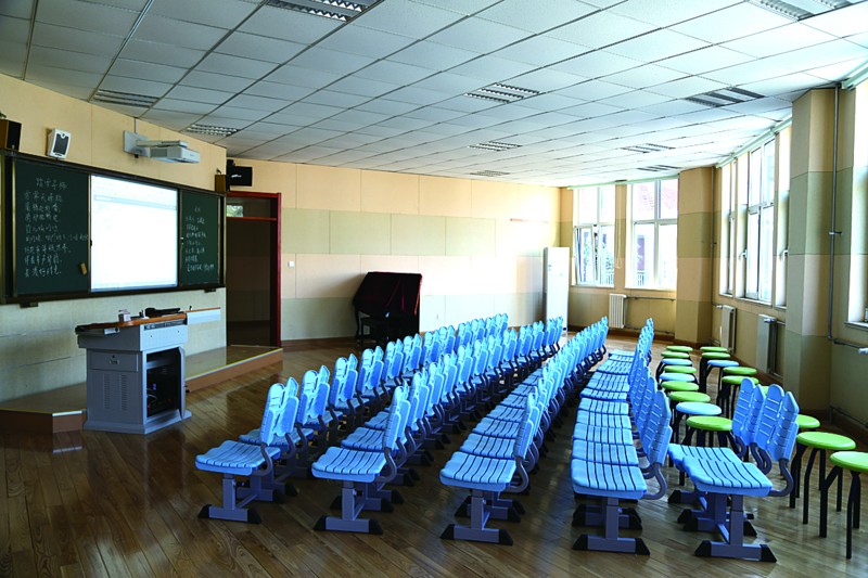 铜川路小学宽敞明亮的教室