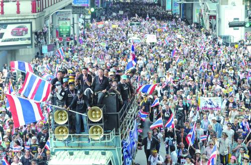 25日，泰国反对派支持者继续在首都曼谷举行集会游行，导致政府部门附近交通瘫痪。