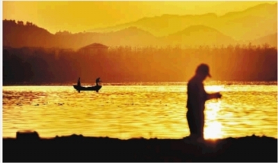 11月25日日落时分,长沙市湘江边,钓鱼人和渔船