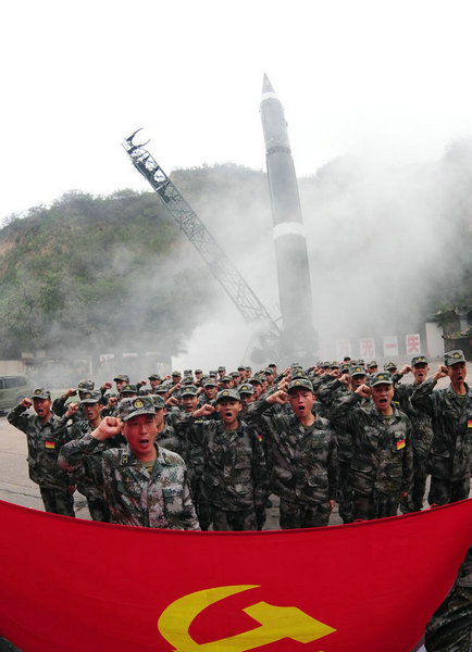 资料图:二炮基地导弹发射现场气氛紧张.