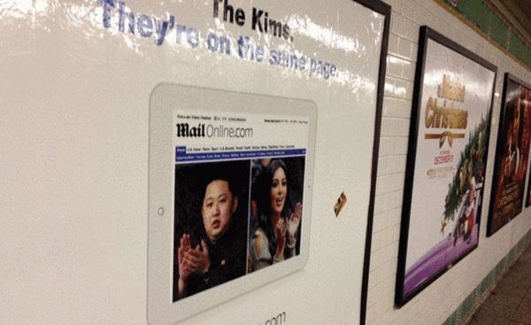 当地时间2013年11月21日，美国纽约，曼哈顿的一地铁站近日惊现金正恩“出演”的广告。该广告是英国《每日邮报》为宣传该公司网页而制作的广告。