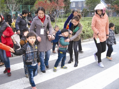 父母都不去幼儿园接孩子