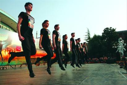 《大河之舞2》舞蹈演员街头教市民踢踏舞