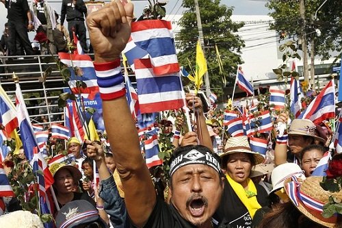 当地时间25日，泰国曼谷，反政府抗议者聚集在一起，占领了政府办公大楼附近的主要道路。
