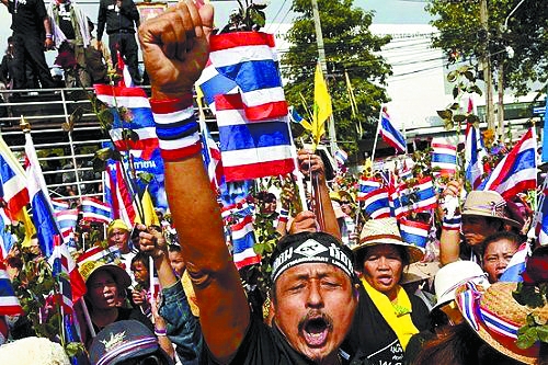 11月26日，在泰国曼谷，反政府抗议者聚集在一起，占领了政府办公大楼附近的主要道路。