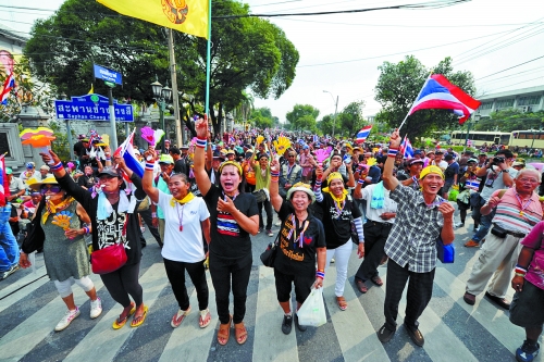 11月26日，在位于曼谷的泰国内政部附近，反政府组织举行集会抗议活动。