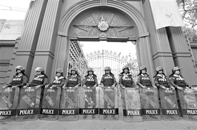 26日，防暴警察在议会大门前实施保护。