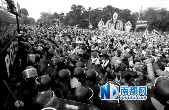 在泰国首都曼谷,参与集会的示威者与防暴警察对峙。