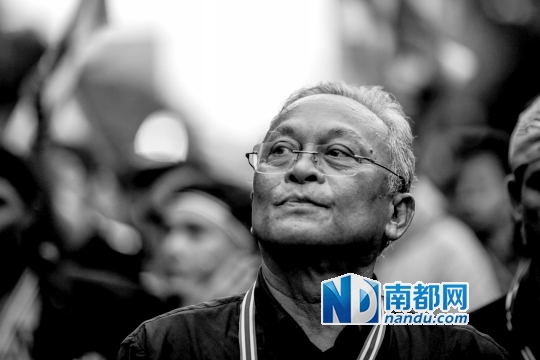 反政府集会领导人素贴在已占领的财政部内行走。