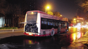 南京路上,公交车冒黑烟(图)