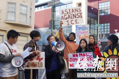 华人进步会、华人权益促进会、亚洲法律联谊会等多个团体人士在奥巴马到访的中国城邓月薇康乐中心前举行示威，要求奥巴马停止遣返无证移民。（美国《侨报》/华人进步会提供）