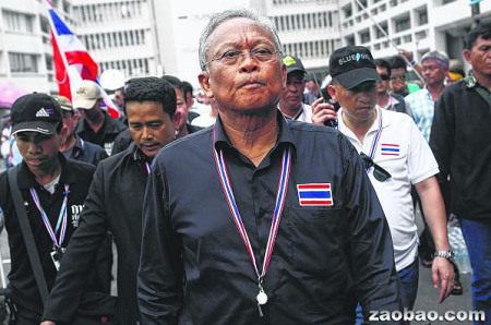 泰国反政府示威召集人、泰国前副总理素贴26日被拍到出现在泰国财政部院子里。他25日率领示威者闯占财政部。