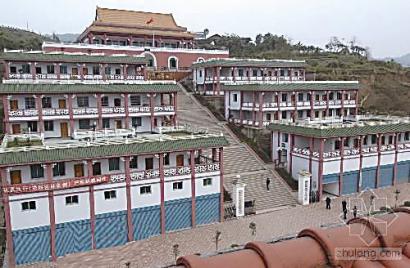 重庆市忠县黄金镇,外形酷似天安门.