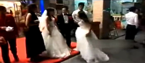 小三穿婚纱大闹婚礼引热议 有多少真爱败给了"买房"