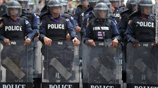泰国政治乱局升级，曼谷多处部署警察。