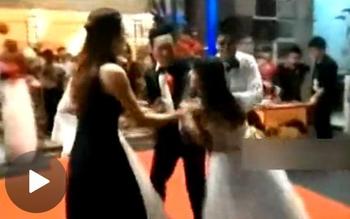 小三穿婚纱闹婚礼打新娘 买不起房遭拒婚(图)