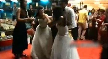 小三穿婚纱闹婚礼打新娘 买不起房遭拒婚(图)
