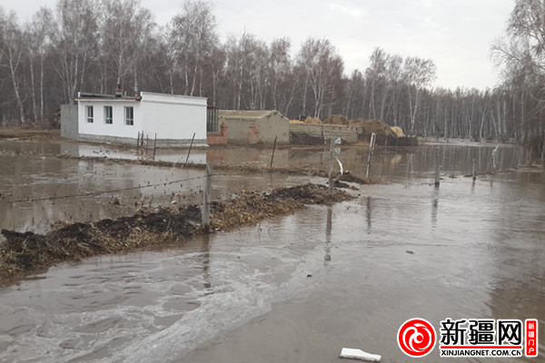 洪水正以每秒1000立方米的水量泄水,导致下游3个乡,10个村的农购车