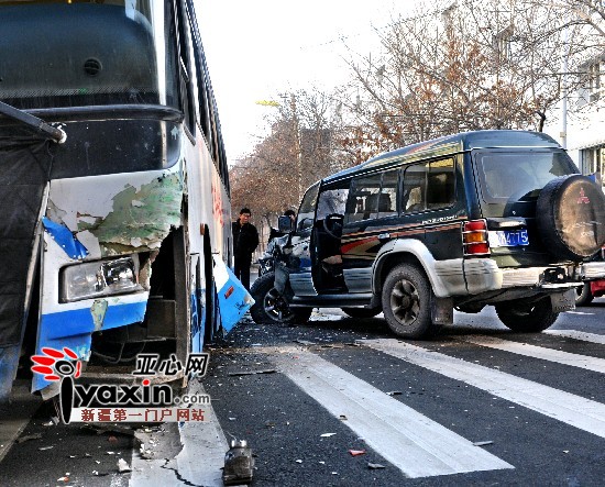 乌鲁木齐市一越野车躲老太撞上公交车(图)