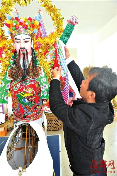 黄师傅正在制作神像的袍袖