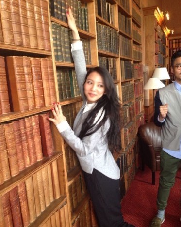 王力宏公布婚讯后，有网友曝光了今年4月份王力宏在牛津大学演讲时和女友的照片