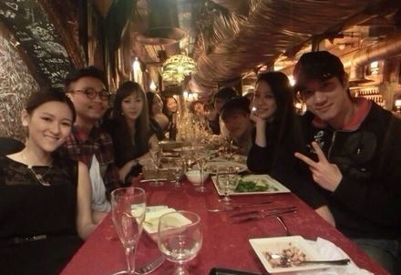 王力宏携娇妻和友人聚餐