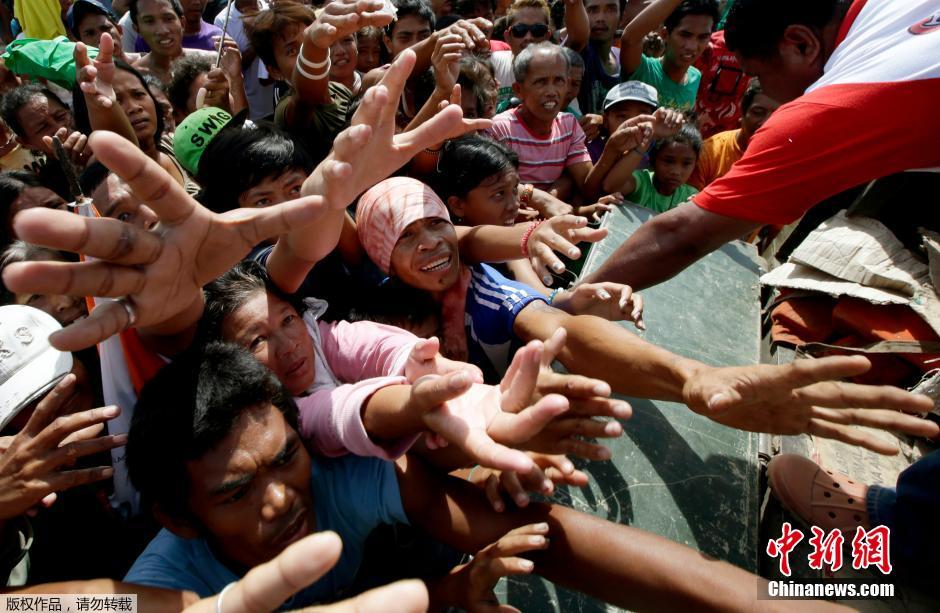 菲律宾灾区物资短缺 民众哄抢食物(高清组图)