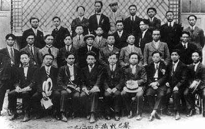 资料图：1924年7月，旅欧中国共产主义青年团第五次代表在巴黎合影。