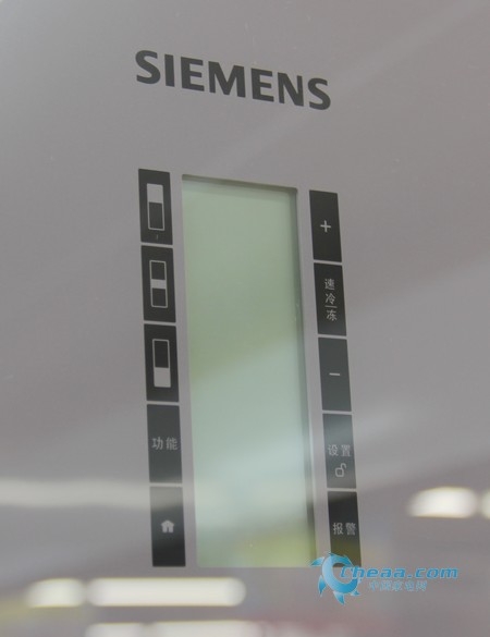外观方面,西门子kk28f4690w冰箱采用烟灰色钢化玻璃面板,犹如镜子一般
