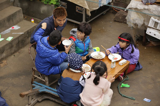 《爸爸去哪儿》田亮一人带五娃 直呼崩溃