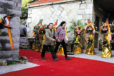 参加影展的村民携手从红地毯上走过。