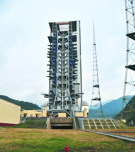 西昌卫星发射中心,发射台环抱嫦娥三号和长征三号乙增强型火箭,发射场