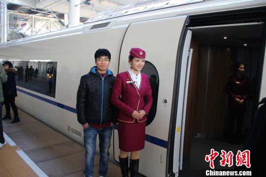 津秦高铁正式通车耗时1小时11分 乘客称很方便