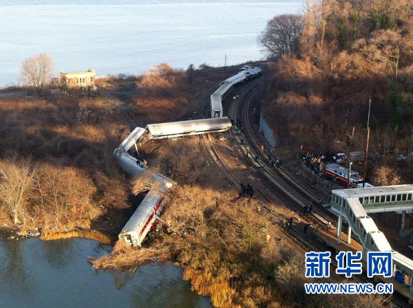 2013年12月1日（国际）纽约一客运列车脱轨 这是美国纽约一客运列车脱轨事故现场（12月1日摄）。新华社/美联