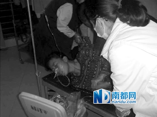 事发后，女车主家属打了120叫来救护车才将温丽送到医院抢救。