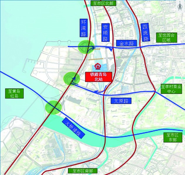 三纵三横将成为沧口全新的主干道路 早报讯 伴随着铁路青岛北站即将进入调试阶段,新增的人流如何分流,老沧口的交通如何重新布局成为了市民关心的问题。近日,记者从李沧区交通商务办了解到,为铁路青岛北站配套建设的东、西广场已经进入布局阶段,西广场将成为乘客集中分流疏散的地方。 目前,8条公交线路已经接入东广场,乘客可直接乘坐公交车直达台东、李村、崂山、城阳等区域。借着铁路青岛北站的东风,沧口的整个交通体系也进入重塑阶段,以环湾路和金水路为代表的三纵三横将为老沧口提供全新的交通方案。 铁路青岛北站