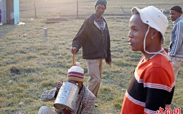 南非部落残忍男性野外割礼 男孩变男人必经之路