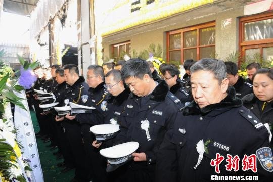 山西代县公安局民警为崔艳阳送行.宋立超摄