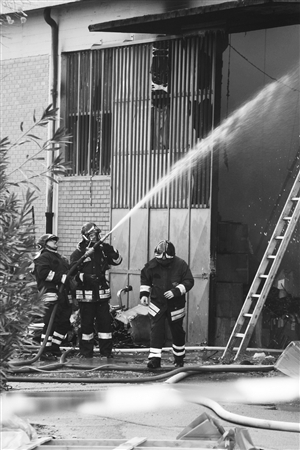 意大利一温商工厂着火 已造成7名华人遇难(图