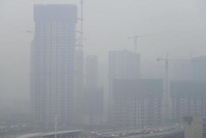 12月2日上午，成都东二环方向，雾霾中的高楼若隐若现。