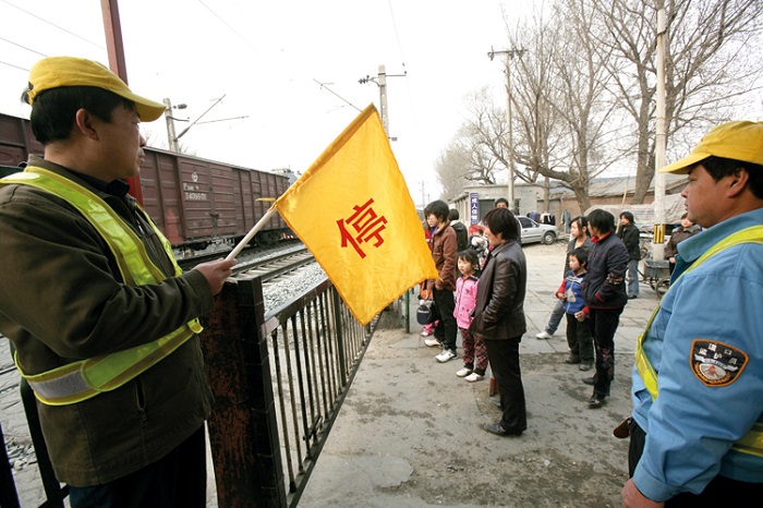 及时拦停火车,避免了一起重大铁路道口事故的发生,确保了北京市交通