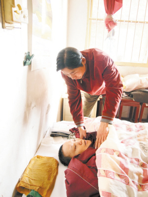 吕荣桂悉心照料高位截瘫的妻子。