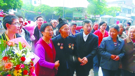 2011年5月，亲人迎接阔别70多年的黄成海老人回家。志愿者“熊熊”摄
